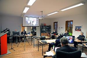 Bild: Die Geschäftsstelle des Landesfeuerwehrverbandes Saarland e.V. wurde für die Durchführung der Delegiertenversammlung zu einer Multimedia-Zentrale umfunktioniert und technisch aufgerüstet. Die eigens eingerichtete Stabstelle Digitalisierung organisierte von hier aus die komplette Delegiertenversammlung mitsamt der auf ihr durchgeführten Wahlen. (Foto: Christopher Benkert (Landesfeuerwehrverband Saarland e.V.))