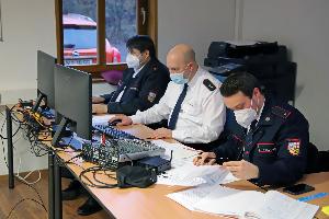 Bild: Die Geschäftsstelle des Landesfeuerwehrverbandes Saarland e.V. wurde für die Durchführung der Delegiertenversammlung zu einer Multimedia-Zentrale umfunktioniert und technisch aufgerüstet. Die eigens eingerichtete Stabstelle Digitalisierung organisierte von hier aus die komplette Delegiertenversammlung mitsamt der auf ihr durchgeführten Wahlen. (Foto: Christopher Benkert (Landesfeuerwehrverband Saarland e.V.))