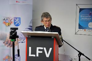 Bild: In seiner Abschiedsrede ließ der bisherige LFV-Präsident Bernd Becker seine fast fünfjährige Amtszeit Revue passieren. (Foto: Christopher Benkert (Landesfeuerwehrverband Saarland e.V.))