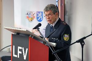 Bild: In seiner Abschiedsrede ließ der bisherige LFV-Präsident Bernd Becker seine fast fünfjährige Amtszeit Revue passieren. (Foto: Christopher Benkert (Landesfeuerwehrverband Saarland e.V.))