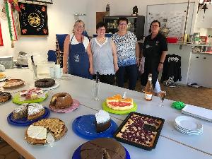 Bild: Unsere fleißigen Kuchenhelferinnen.