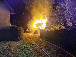 Bild: Nächtlicher Vollbrand eines Carports mit Pkw und Brennholzlager in Habach