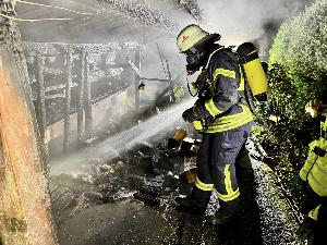 Bild: Brand eines Holzunterstands in der Marienstraße