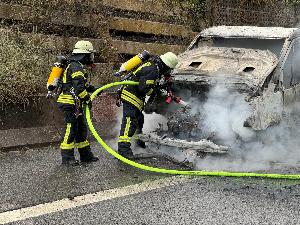 Bild: Kleinbus gerät auf der Autobahn in Brand