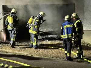 Bild: Brand eines Pkw in einer Garage in der Hierscheider Straße