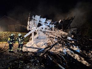 Bild: Nächtlicher Vollbrand eines Carports mit Pkw und Brennholzlager in Habach