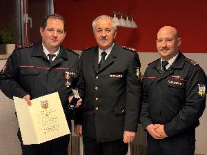 Bild: HFM Maik Hornetz wurde für 35 Jahre Mitgliedschaft durch das Land, vertreten durch den Kreisbrandinspekteur Michael Sieslack, mit dem silbernen Feuerwehrehrenzeichen am Bande geehrt.