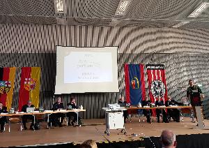 Bild: Das Präsidium und der Vorstand des Landesfeuerwehrverbandes, rechts Innenminister Reinhold Jost bei seinem Grußwort.