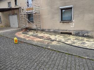 Bild: ca. 600 Liter Heizöl sind aufgrund eines defekten Füllstutzens in die Kanalisation eingedrungen