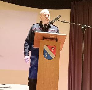 Bild: Löschbezirksführer Frank Bonner bei seiner Ansprache