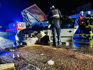 Bild: Auslaufende Betriebsstoffe nach Verkehrsunfall in der Dirminger Straße