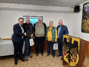 Bild: Ehrung von Reimund Klein, Erwin Gerstner und Harald Gerstner durch Ortsvorsteher Frank Klein und Bürgermeister Dr. Andreas Feld