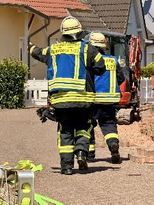 Bild: Gasaustritt nach Beschädigung einer Gasleitung im Wohngebiet Auf dem Herrenberg