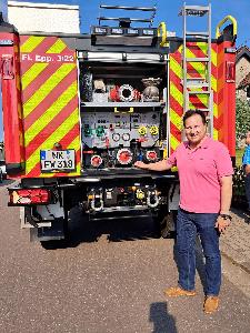 Bild: Bürgermeister Dr. Andreas Feld mit dem neuen TLF 3000