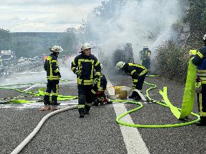 Bild: Kleinbus gerät auf der Autobahn in Brand