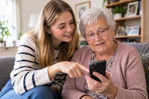 Bild: Beim Besitz eines Smartphones sollten Krisen-Warnsysteme, wie NINA oder KATWARN installiert sein. Beim Einrichten der Systeme bitte unterstützen lassen (Foto KI-generiert)!