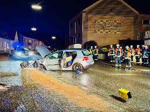 Bild: Auslaufende Betriebsstoffe nach Verkehrsunfall in der Dirminger Straße