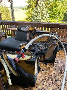 Bild: Die Couch konnte schnell gelöscht und ins Freie gebracht werden