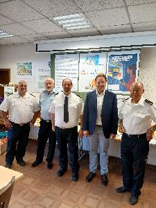 Bild: v.l. Wehrführer Groß, Pressesprecher des saarl. Feuerwehrverbandes a.D. Schuhmacher, LB-Führer Couturier, Bürgermeister Dr. Feld, Landesbrandinspekteur a.D. Olliger