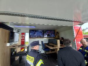 Bild: Personensuche durch das Drohnenteam. Übungsszenario: eine Schülerin ist unter Panik weggelaufen. Hier die Erklärung über die Besonderheiten der drohnenunterstützen Suche an Bürgermeister, Ortsvorsteher und Wehrführung