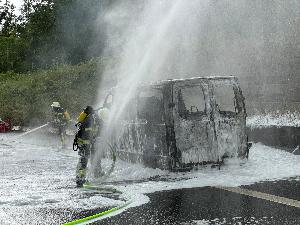 Bild: Kleinbus gerät auf der Autobahn in Brand