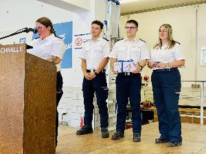 Bild: Überreichung des Präsents der Landesjugendfeuerwehr