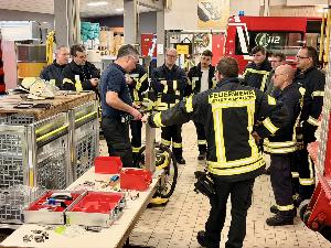 Bild: Der Löschbezirk trainierte die schnelle Türöffnung im Notfall