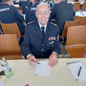 Bild: aus Eppelborn – der Landesbrandinspekteur a.D. Hans-Jürgen Olliger als Ehrengast,