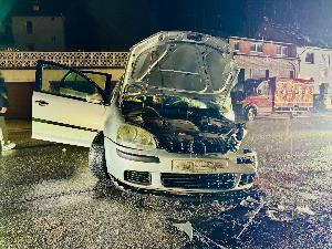 Bild: Auslaufende Betriebsstoffe nach Verkehrsunfall in der Dirminger Straße