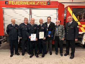 Bild: v.l.n.r.: Stv Wehrführer Thorsten Fuchs, Landesjugendbeauftragter Christoph Gillmann, Träger der Ehrennadel der saarl. JFW in Silber BM Helmut Ruschel, LBZ-Führer René Finkler, Bürgermeister Dr. Andreas Feld, Ortsvorsteher Peter Dörr, Kreisbrandinspekteur Michael Sieslack.