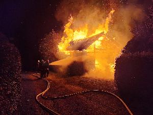 Bild: Nächtlicher Vollbrand eines Carports mit Pkw und Brennholzlager in Habach