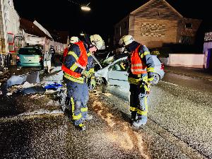 Bild: Auslaufende Betriebsstoffe nach Verkehrsunfall in der Dirminger Straße