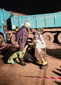 Bild: Ablegen des gereinigten Schutzanzuges unter Mithilfe des "Auskleidetrupps"