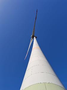 Bild: Begehung von Windenergieanlagen in der Bebauungslage Eppelborn