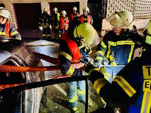 Bild: Auslaufende Betriebsstoffe nach Verkehrsunfall in der Dirminger Straße