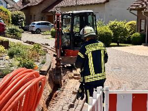 Bild: Gasaustritt nach Beschädigung einer Gasleitung im Wohngebiet Auf dem Herrenberg
