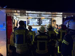 Bild: Lagedarstellung der Drohnenluftbilder im Informations- und Kommunikationstechnik (IuK) - Anhänger der Feuerwehr Eppelborn