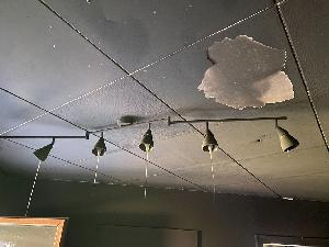 Bild: Die Esszimmerlampe verdeutlicht die enorme Hitzeentwicklung während des Brandes