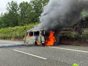 Bild: Kleinbus gerät auf der Autobahn in Brand