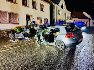 Bild: Auslaufende Betriebsstoffe nach Verkehrsunfall in der Dirminger Straße