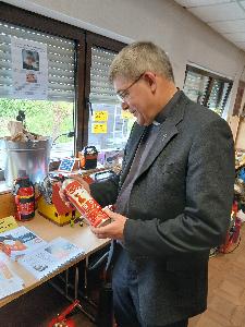 Bild: Dekan Achim Thieser informiert sich über Löschspray.