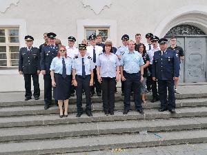 Bild: Gruppenfoto mit unseren Freunden auf den Stufen des alten Rathauses