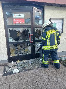 Bild: Die Eingangstür wurde mit hydraulischem Gerät geöffnet