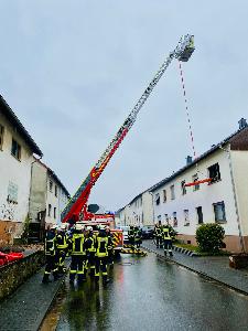 Bild: Drehleitereinsatz im Eichenweg