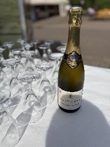 Bild: ... mit einem Glas Cremant für alle Mütter