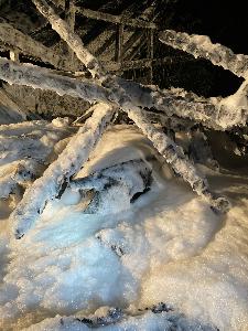 Bild: Nächtlicher Vollbrand eines Carports mit Pkw und Brennholzlager in Habach