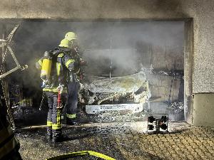 Bild: Brand eines Pkw in einer Garage in der Hierscheider Straße