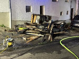 Bild: Brand eines Pkw in einer Garage in der Hierscheider Straße