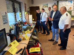 Bild: Vor Eröffnung der Ausstellung ein erster Blick auf die Exponate. v.l. Feuerwehrsachbearbeiter Simon Ziegler, Löschbezirksführer Jochen Couturier, stellv. LB-Führer Georg Fuchs, Bürgermeister Dr. Andreas Feld, Wehrführer Andreas Groß