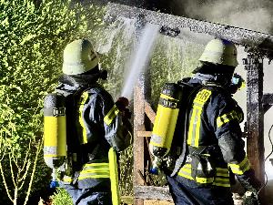 Bild: Brand eines Holzunterstands in der Marienstraße